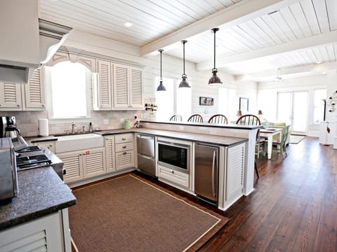 State of the art kitchen- 3rd floor easily reach by elevator