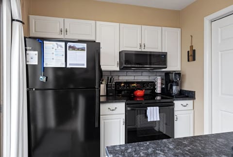 Fully equipped kitchen, including Ninja dual brew coffee maker