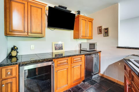 Wet Bar | Middle Floor | Cable TV | Wine Fridge | Microwave
