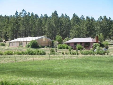Stunning setting among ranch lands and public lands.