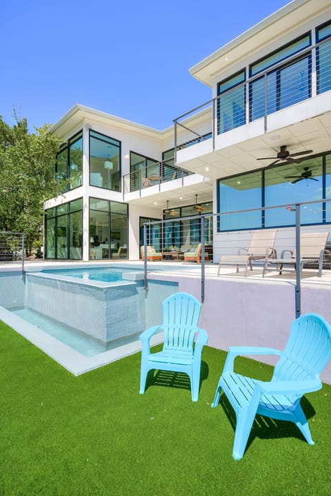 Pool - Upper sun deck or lower sun deck? Where will you choose to spend the day?