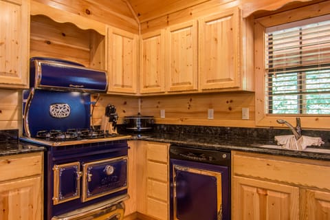 Big & Open Kitchen With High End Modern Appliances & A Ton Of Extra Amenities!