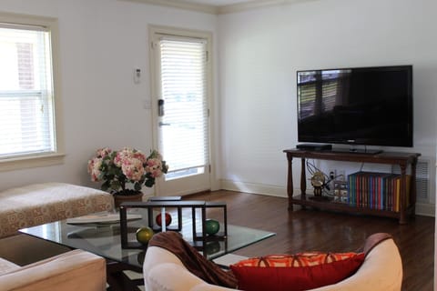 Main entrance of home, enjoy 55' TV 