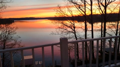 Lakefront Tennessee rental with stunning sunset views.
