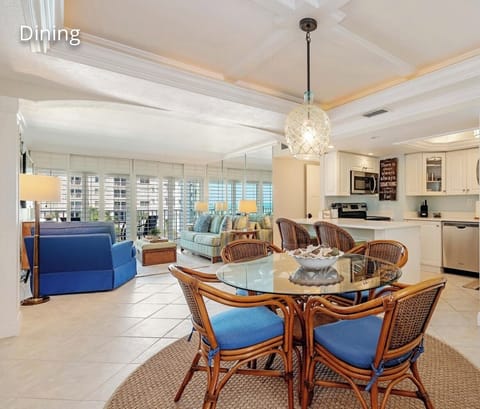 Dining table for 4 plus 2 more at the island