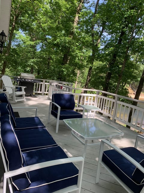 Gather for coffee or dining in the evening under shade with a fantastic view