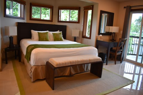 Oceanfront Orchid Room - Hilo Beach House