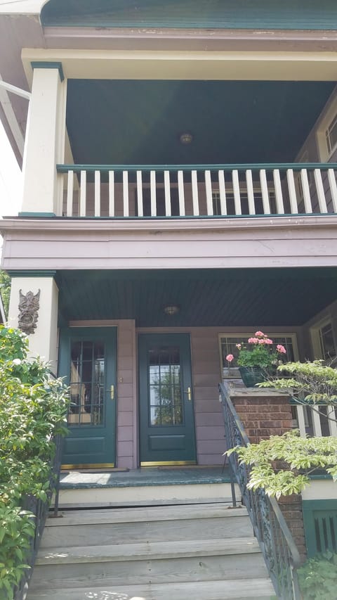 Private front entrance.
Welcome!