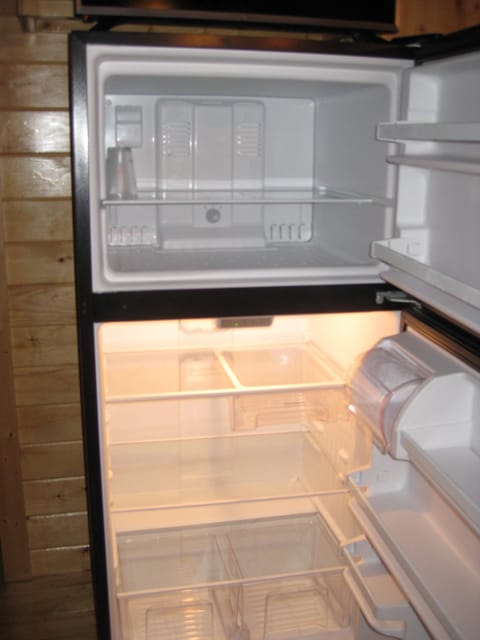 Full Sized Refrigerator
Full Sized Freezer
No Ice Maker
SUPER Clean