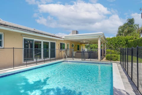 Riviera Beach Vacation Rental | 3BR | 2BA | 1,704 Sq Ft | Step-Free Access