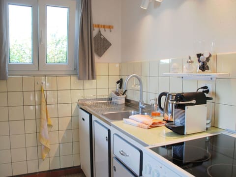 Room, Countertop, Property, Kitchen, Furniture, Cabinetry, Yellow, Building, Interior Design, House