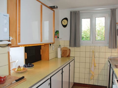 Room, Property, Kitchen, Furniture, Countertop, Building, House, Cabinetry, Interior Design, Floor