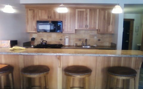 Granite counter w/seating for 4