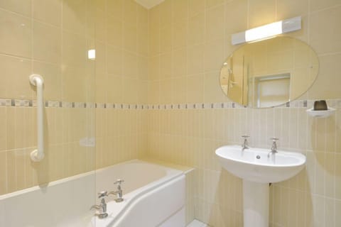 Weighbridge Cottage bathroom