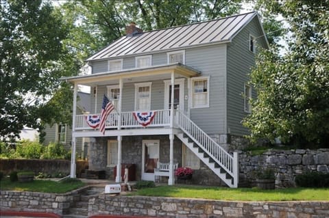 Bender family home, 3 generations of canal boat captains and a Civil War veteran