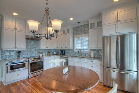 Kitchen: ceramic stovetop, oven + combination oven/microwave, Keurig, Mr. Coffee