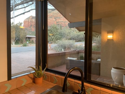 Who would mind doing the dishes w these views? Don’t worry, there’s a dishwasher