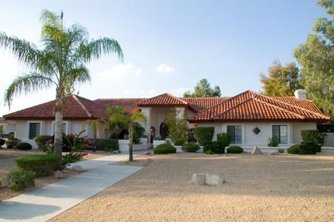 FABULOUS HOME & LOCATION❤️ GOLF,SHOPPING,FINE DINING just MINUTES away!!!
