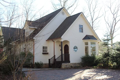 Welcome to Bonnie Cottage, recently renovated in Highlands, North Carolina!
