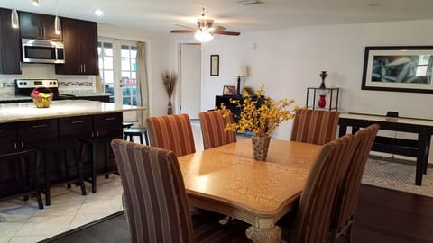 Dining table extends w/ leaf for larger groups