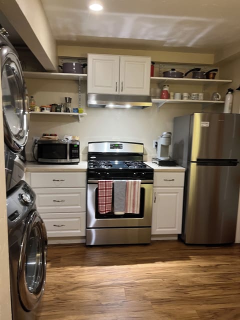 Fully equipped kitchen, all new appliances 
