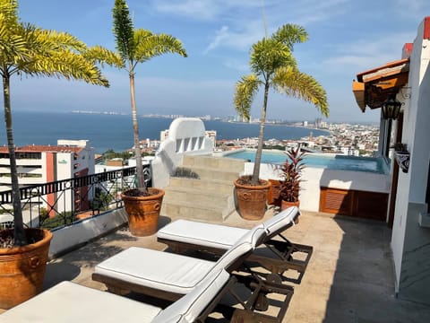 Freshly Remodelled Private Rooftop