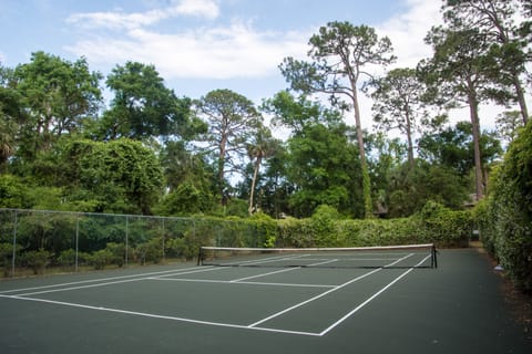 Newly refurbished tennis courts with Pickleball lines - FREE