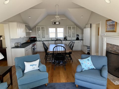 Seaclusion-second home with kitchen and family room