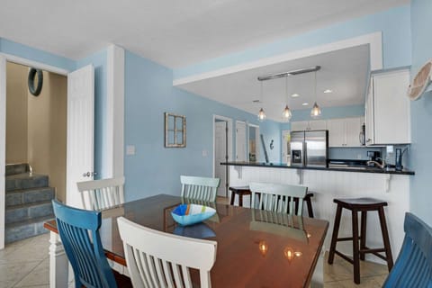 Dining room and bar seating for 9