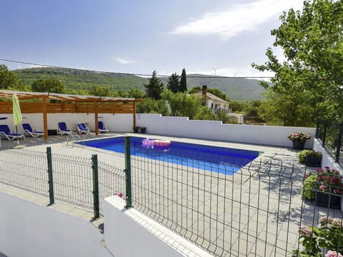 Sky, Plant, Cloud, Swimming Pool, Building, Fence, Tree, Water, Shade