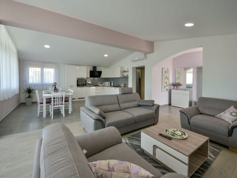 Room, Living Room, Property, Furniture, Interior Design, Building, Real Estate, Floor, Table, House