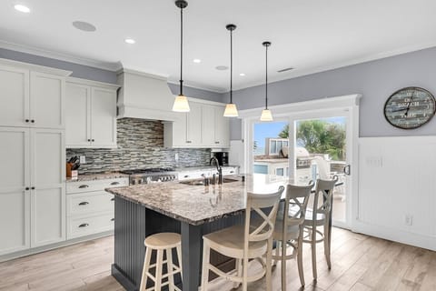 Kitchen - island with 5 seats - beach view