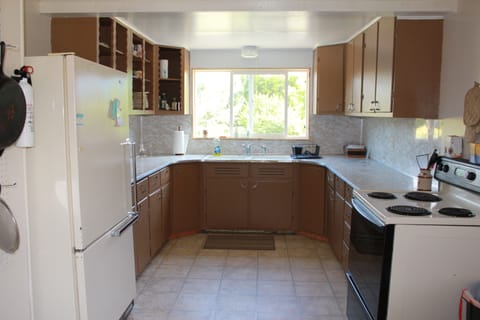 Lots of space and everything you need to feed the family at Ed's