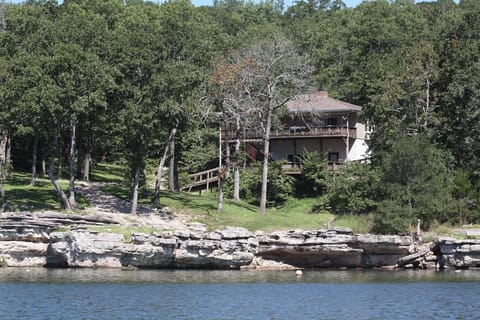 True Lake front with amazing setting and cliffs in your own backyard