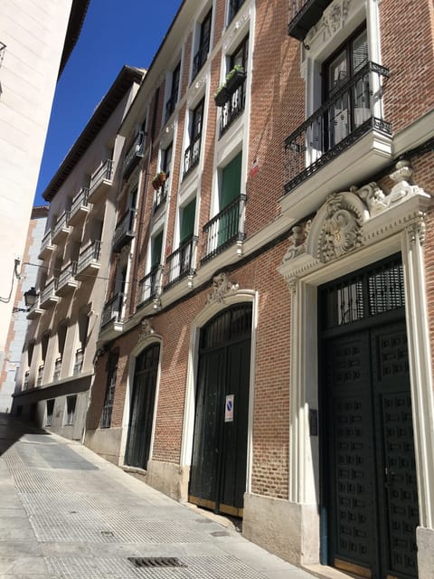 Magnificent XVII century entrance to the Builiding in pedestrian calle del rollo