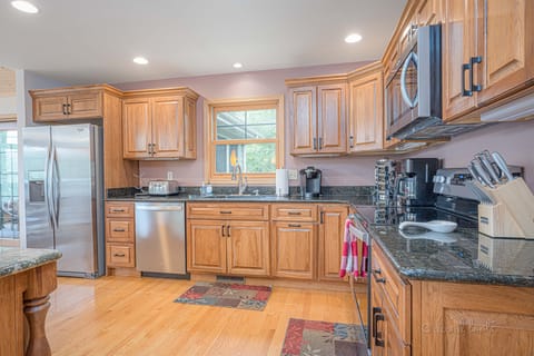 Lots of workspaces for cooks and helpers! And "tasters", don't forget "tasters".