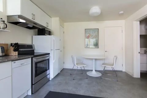 Kitchen has 3 chairs, only 2 in this photo!
