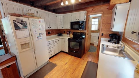 Lakeside Home: Kitchen