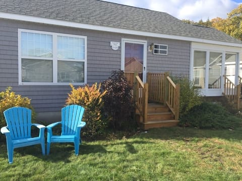 2 Bedroom  1 Bath Cottage & Screened Porch close to clubhouse w/pools, jacuzzi
