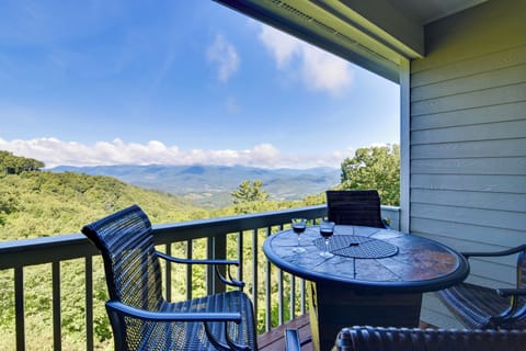 Burnsville Vacation Rental | 2BR | 2BA | 1,300 Sq Ft | Stairs Required