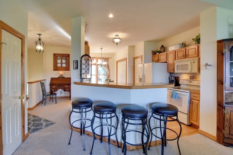 Bar Seating | Laptop Workspace