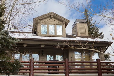Front side facing Deer Valley Drive North.