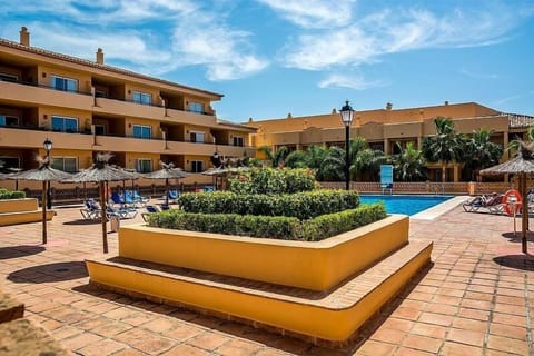 Upstairs pool & patio area