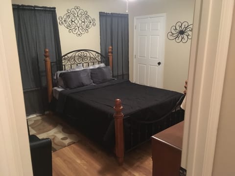 Master Bedroom with Queen Size Tempur Pedic Mattress 