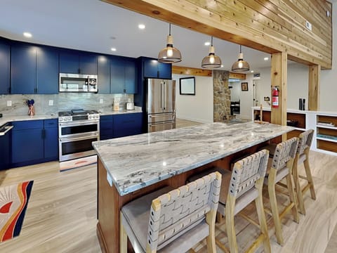 Full Kitchen w/ Large Island & Bar Counter Seating