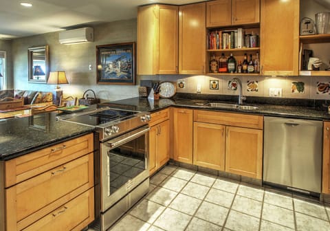 Kahana Sunset D7 - Kitchen