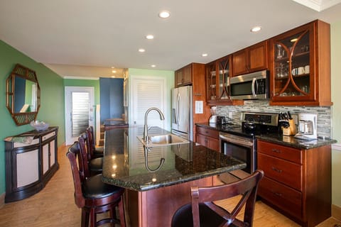 Kahana Sunset D6- Full Kitchen w/ Bar Stools