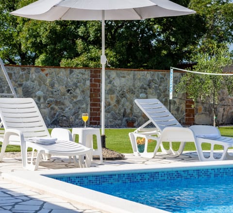 Water, Plant, Furniture, Property, Shade, Swimming Pool, Sunlounger, Outdoor Furniture, Umbrella, Chair