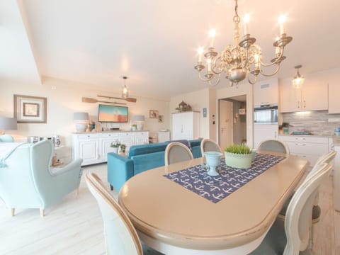 Property, Room, Interior Design, Furniture, Building, Real Estate, Dining Room, Ceiling, House, Floor