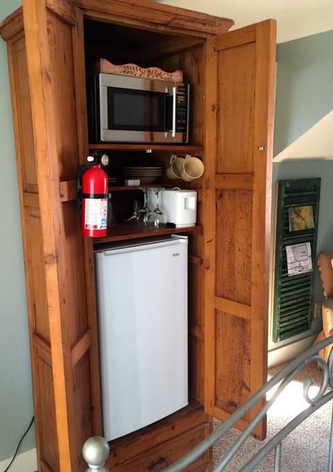 kitchenette, mini refrigerator, microwave, toaster, Keurig coffee maker 